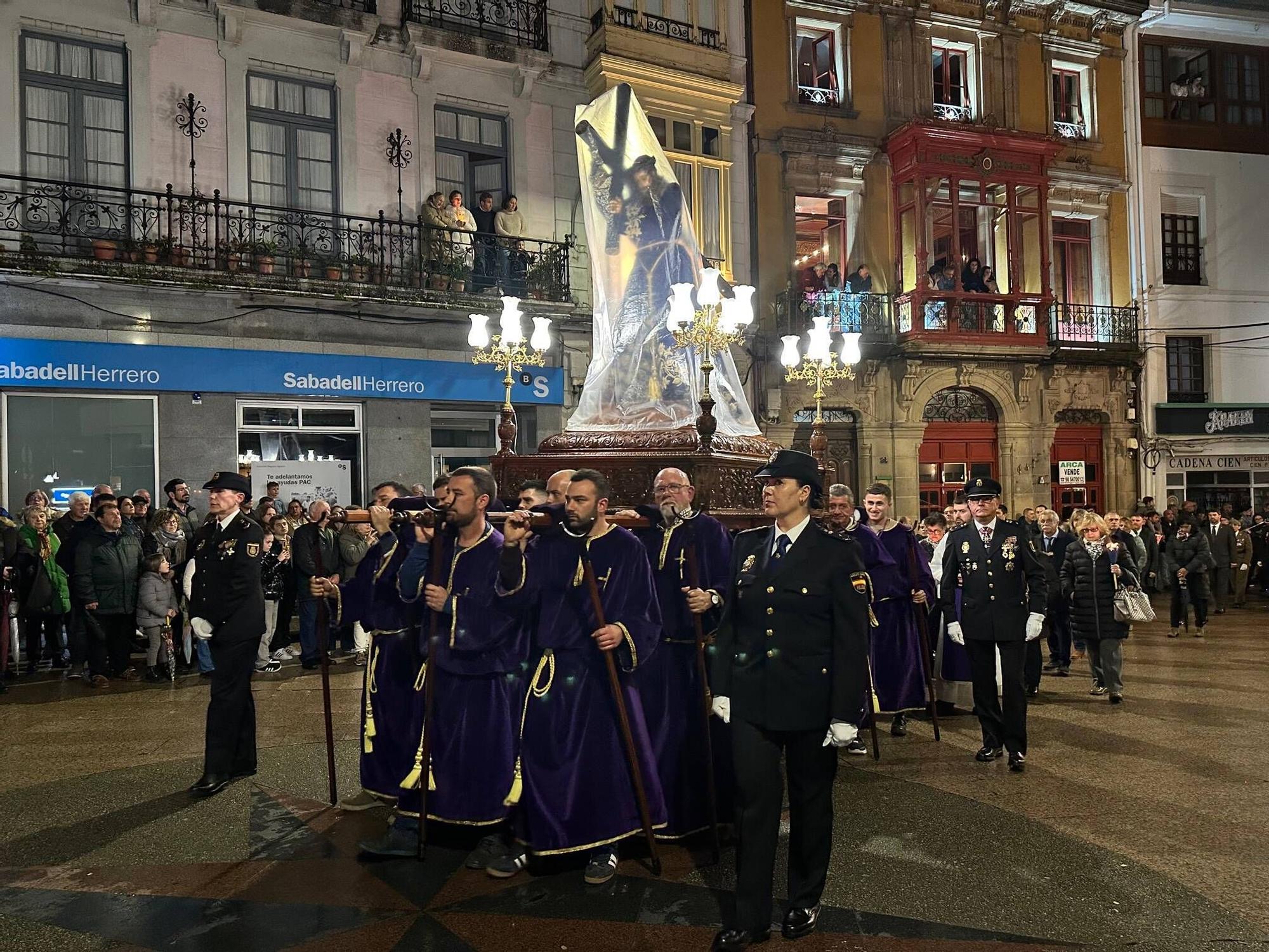 EN IMÁGENES | La envolvente procesión del Nazareno en Luarca