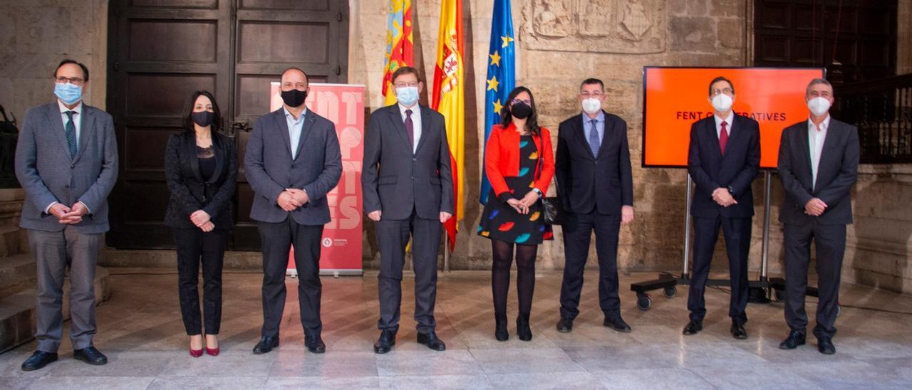 Representantes del Consell y las cooperativas en el Palau de la Generalitat