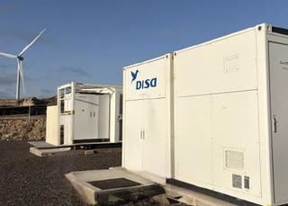 Las baterías de almacenaje con capacidad para 8MWh ocupan dos contenedores en la planta