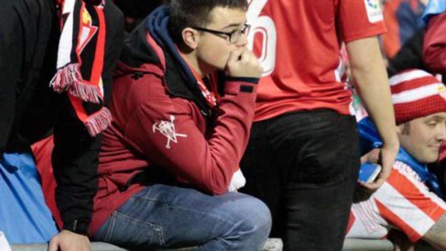 Aficionados rojiblancos, durante un partido en Lugo. | Área 11