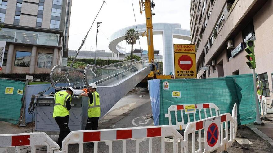 Inicio de la instalación de uno de los dos tramos de la rampa mecánica que unirá García Barbón y el Halo