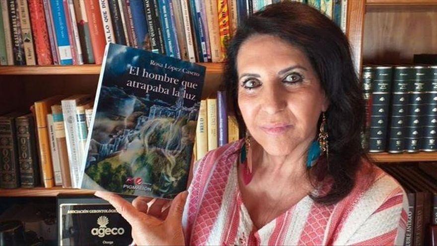 La escritora, Rosa López, en una imagen de promoción de uno de sus libros.