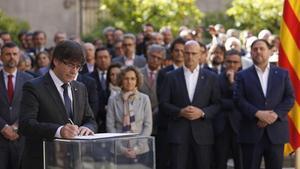 Puigdemont y Junqueras se comprometen con el referéndum
