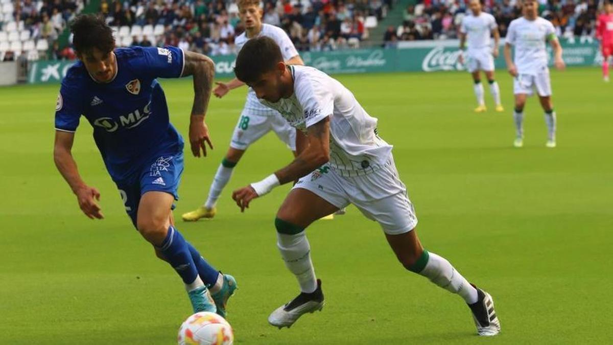 Calderón conduce el balón en un encuentro del Córdoba CF, esta temporada.