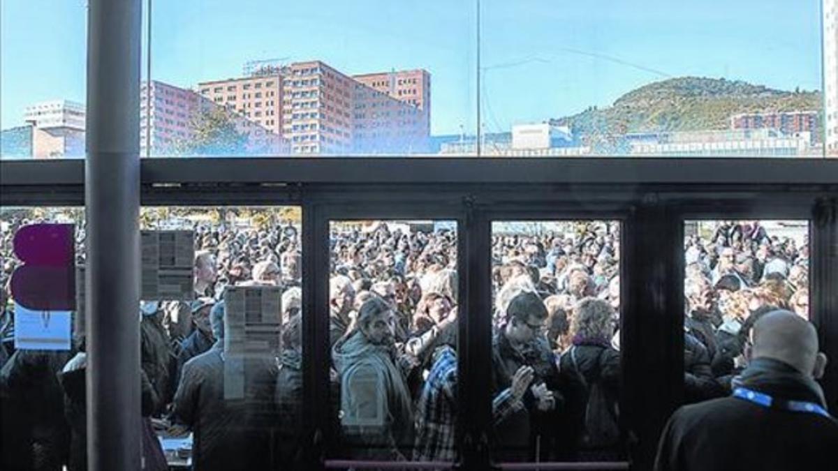 Asistentes al acto de Podemos que no pudieron entrar en el recinto, ayer.