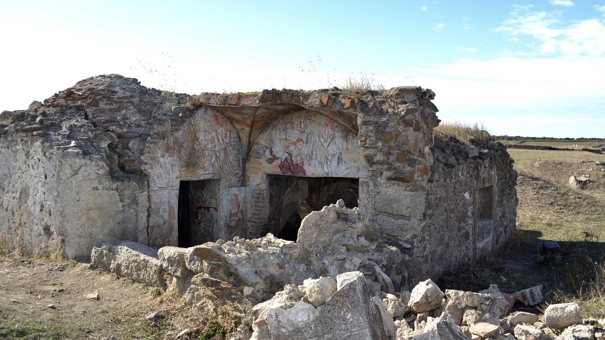 La ermita de San Jorge en Cáceres con los últimos derrumbes sufridos.