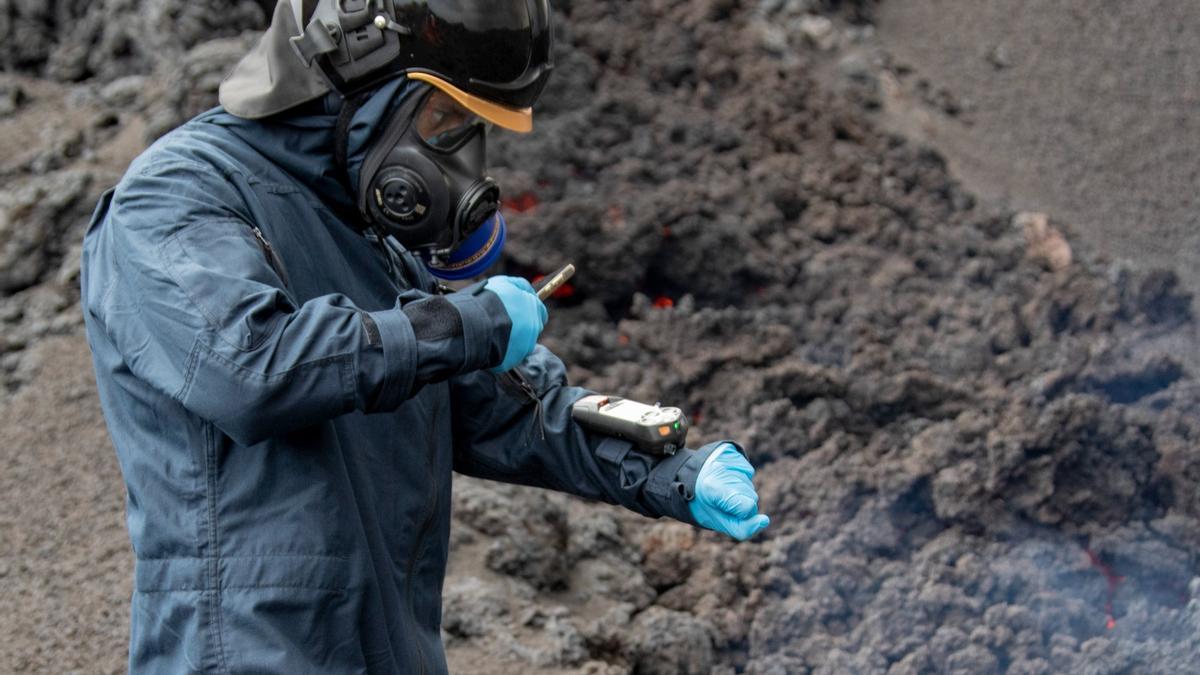 Miembros de la UME se adentran en las coladas del volcán para analizar la calidad del aire en La Palma.