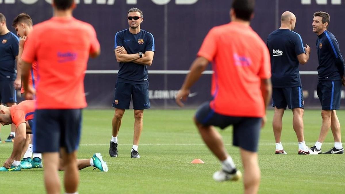 Luis Enrique observa el entrenamiento del Barça antes de viajar a Vigo.