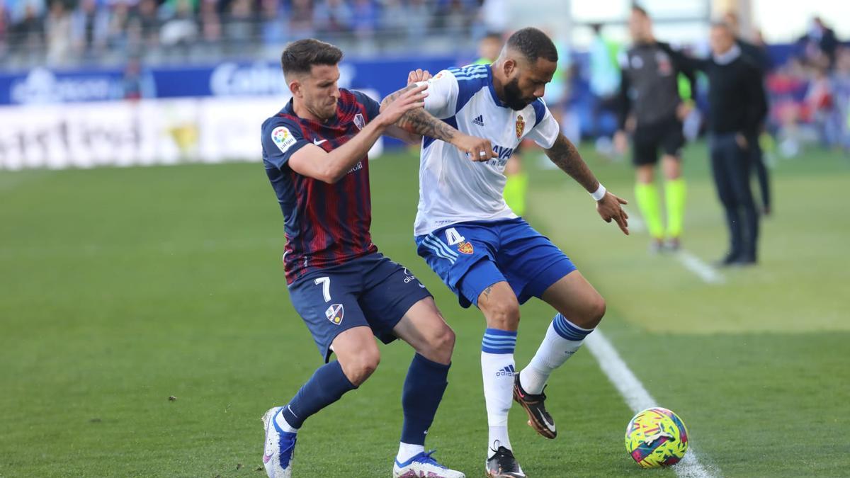 Bebé y Gerard Valentín luchan por un balón junto a la línea de fondo