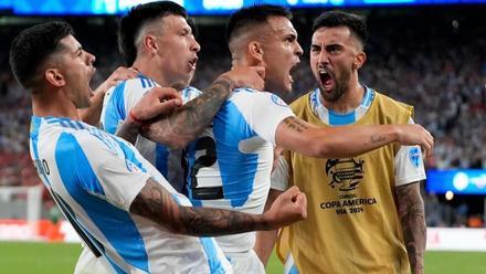 Lautaro Martínez celebra el tanto que dio el triunfo a Argentina