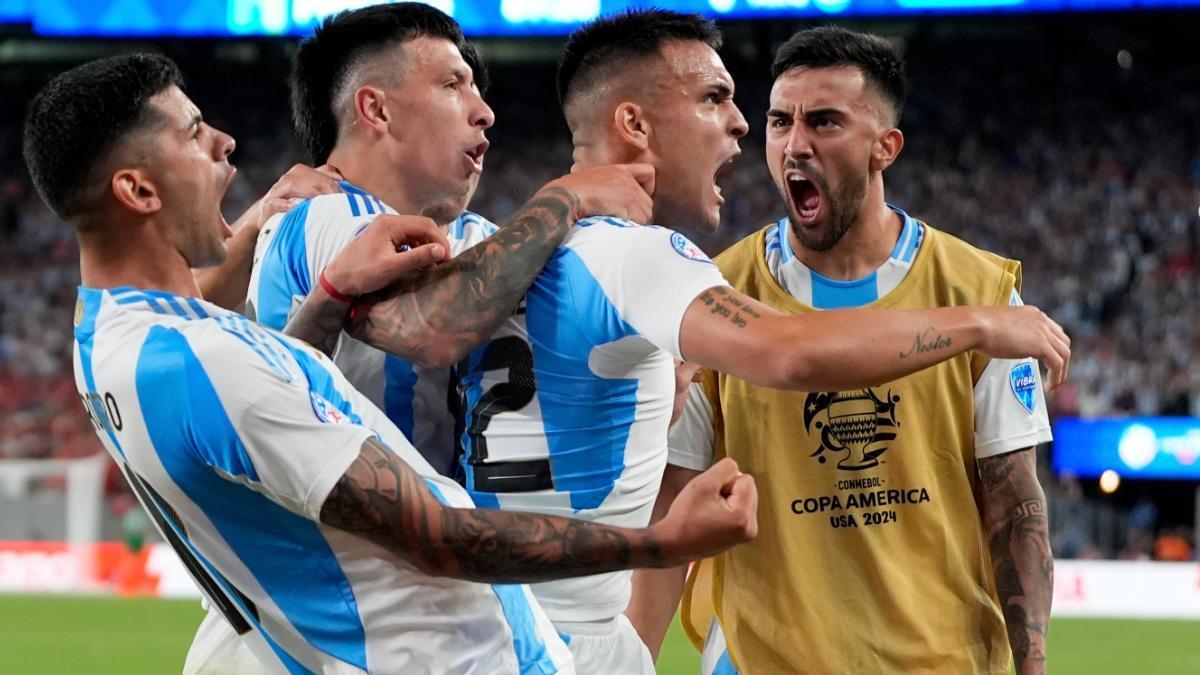 Lautaro Martínez celebra el tanto que dio el triunfo a Argentina