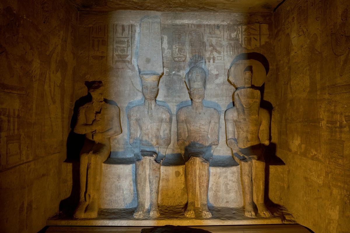 Durante el fenómeno de alineación solar en Abu Simbel, la estatua del dios Ptah se queda a oscuras porque representa el inframundo y la oscuridad.
