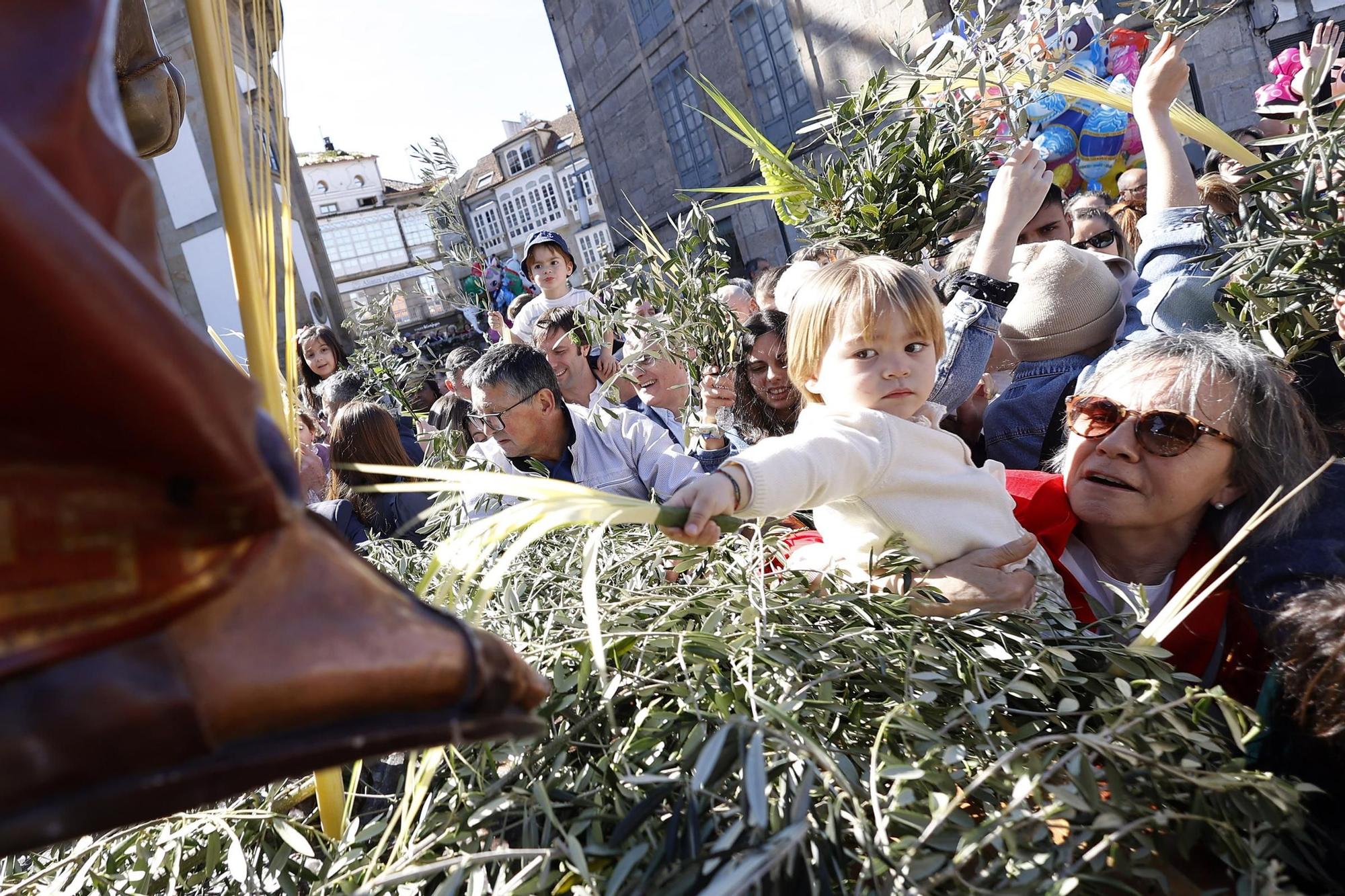 Cientos de fieles acuden a la procesión de la 'Burrita'