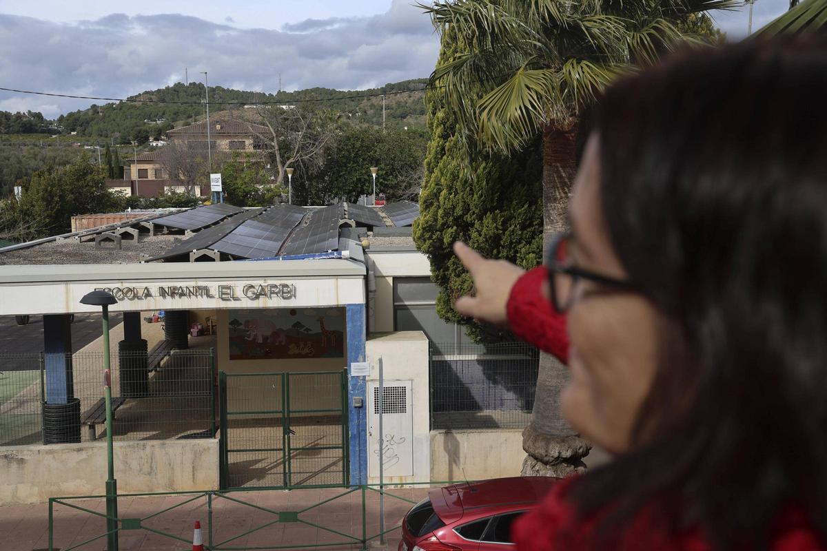 La concejala muestra las placas en la escuela infantil.