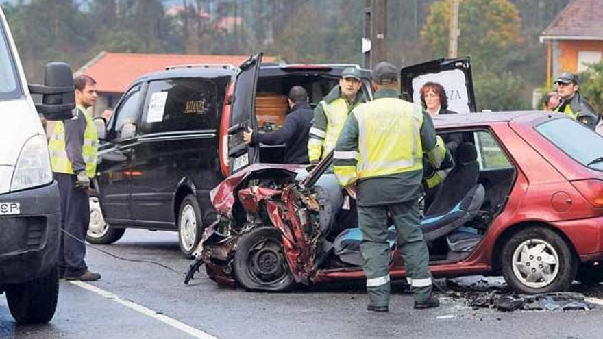 Una pontevedresa muerta y tres heridos al colisionar dos turismos en Cotobade