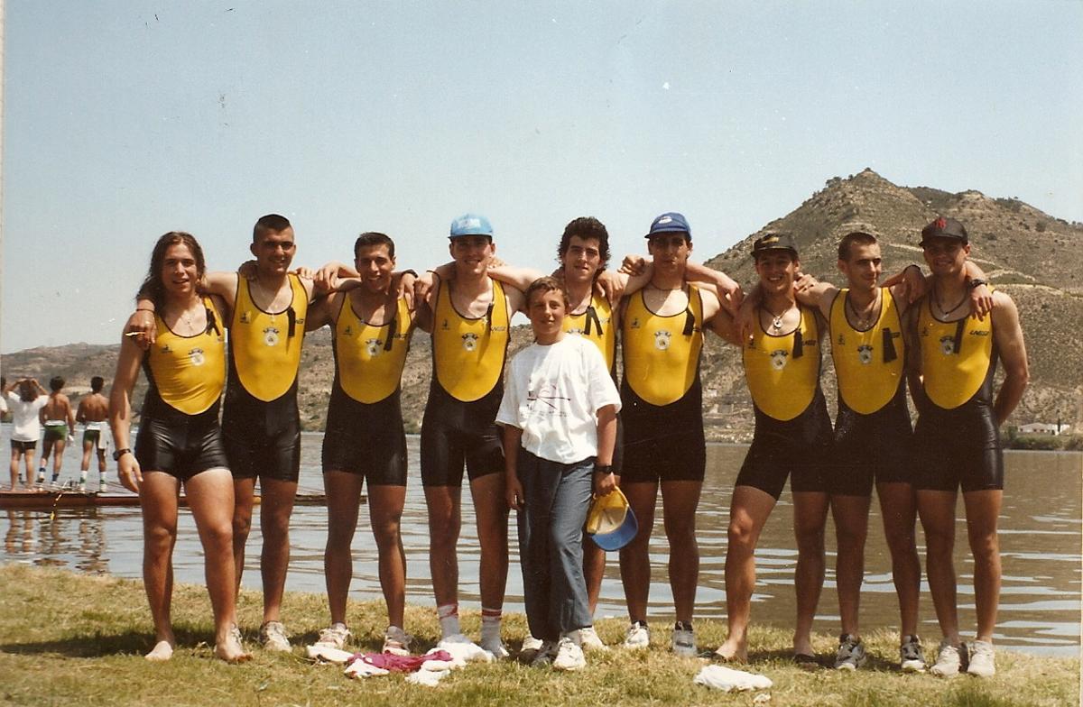 El cangués, quinto por la izquierda, con la selección española de remo olímpico en el embalse de Mequinenza.