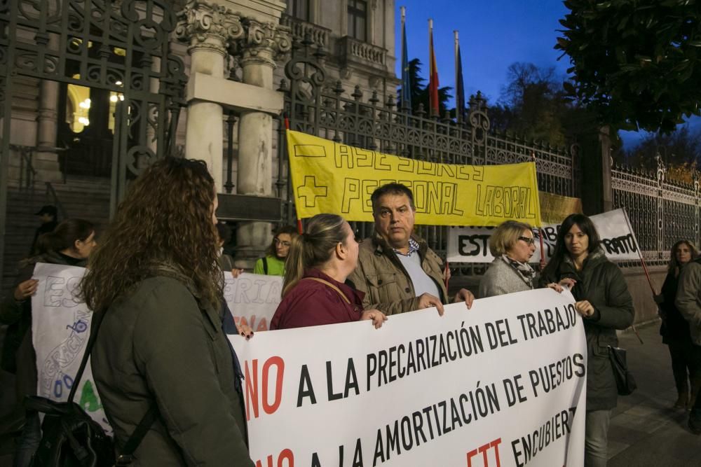 Concentración de fisioterapeutas frente a la Junta General del Principado.