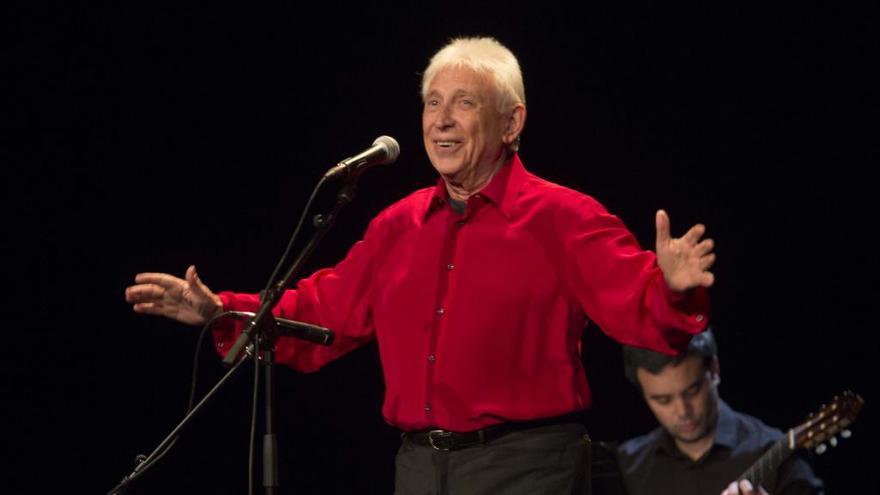 Raimon, en su concierto en el Teatro Principal.