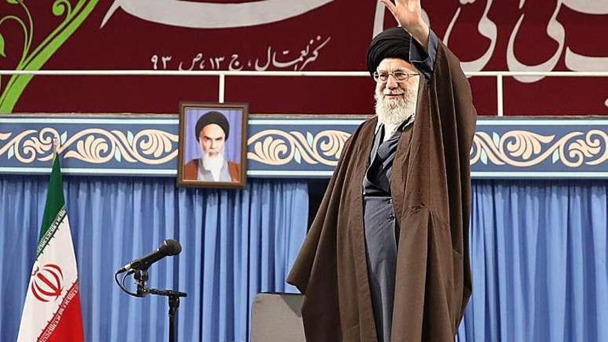 El líder supremo iraní, en un encuentro con poetas religiosos, ayer.