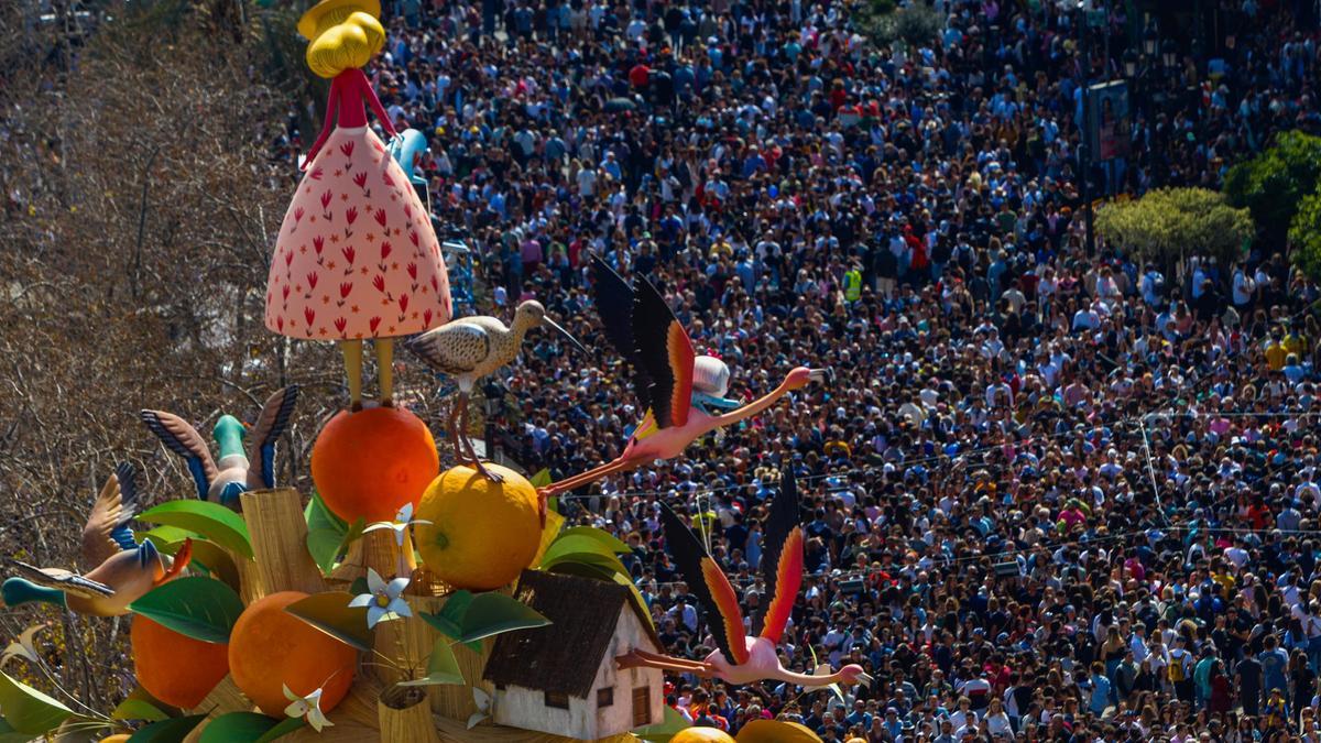 Falla municipal de 2023, con una alfombra humana a sus pies