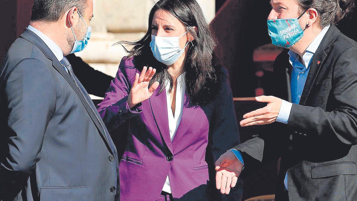 José Luis Ábalos junto a Irene Montero y Pablo Iglesias.