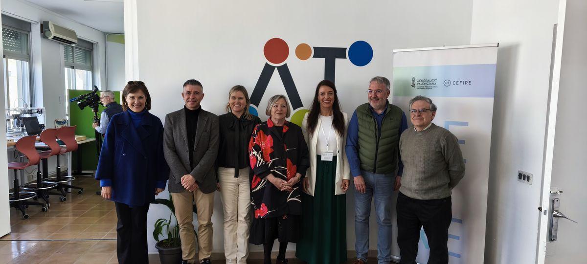 La alcaldesa, Maria Dolores Miralles, con el resto de participantes en la inauguración.