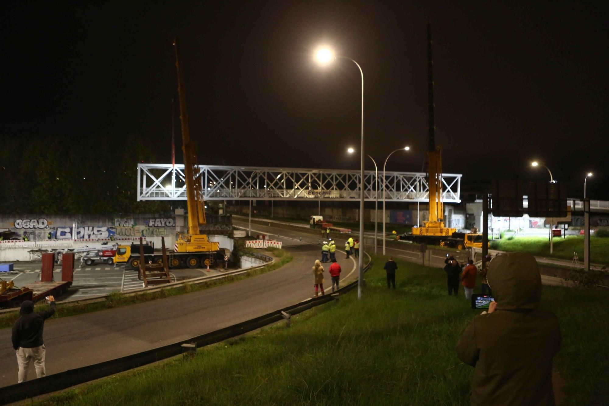 Corte de tráfico nocturno en Alfonso Molina para la instalación de la pasarela de Pedralonga