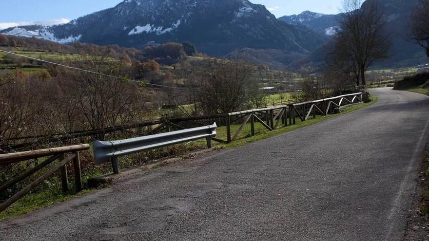 La carretera entre Rioseco y Soto de Agues.