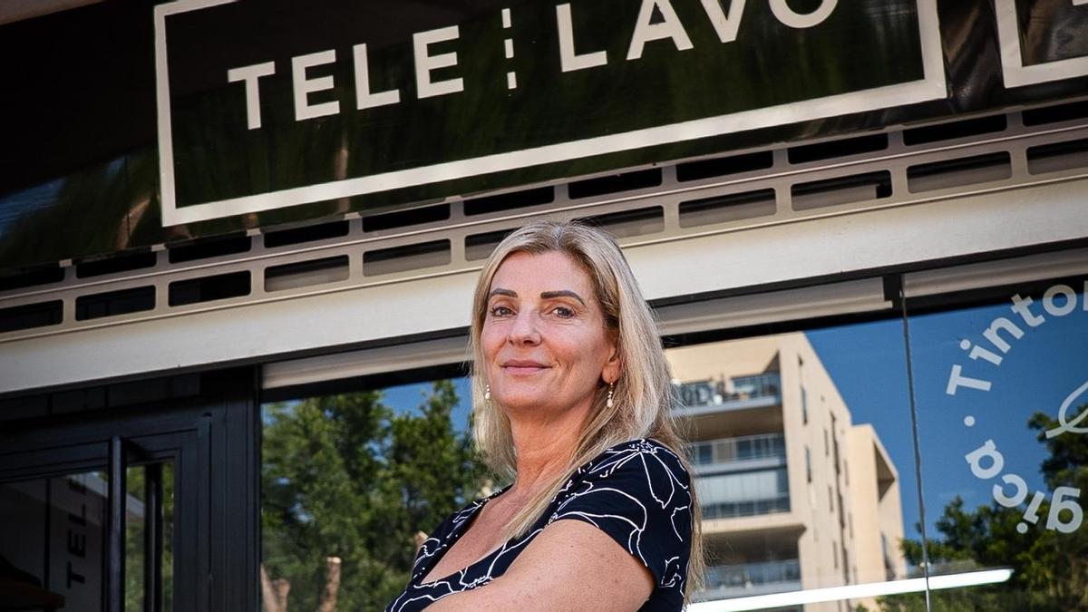Analía García, propietaria del Telelavo de Playa San Juan, frente a su local.