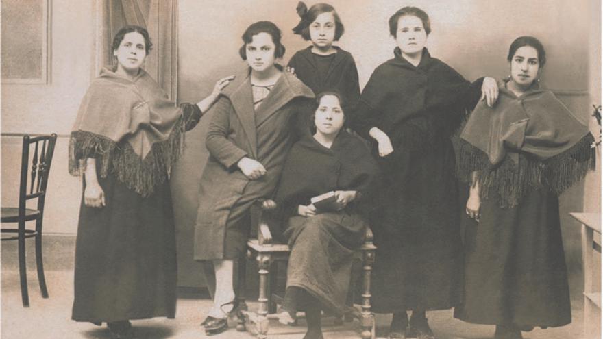 Margalida ‘Llogat’, en el brazo de la silla, con sus vecinas de Dalt Vila.