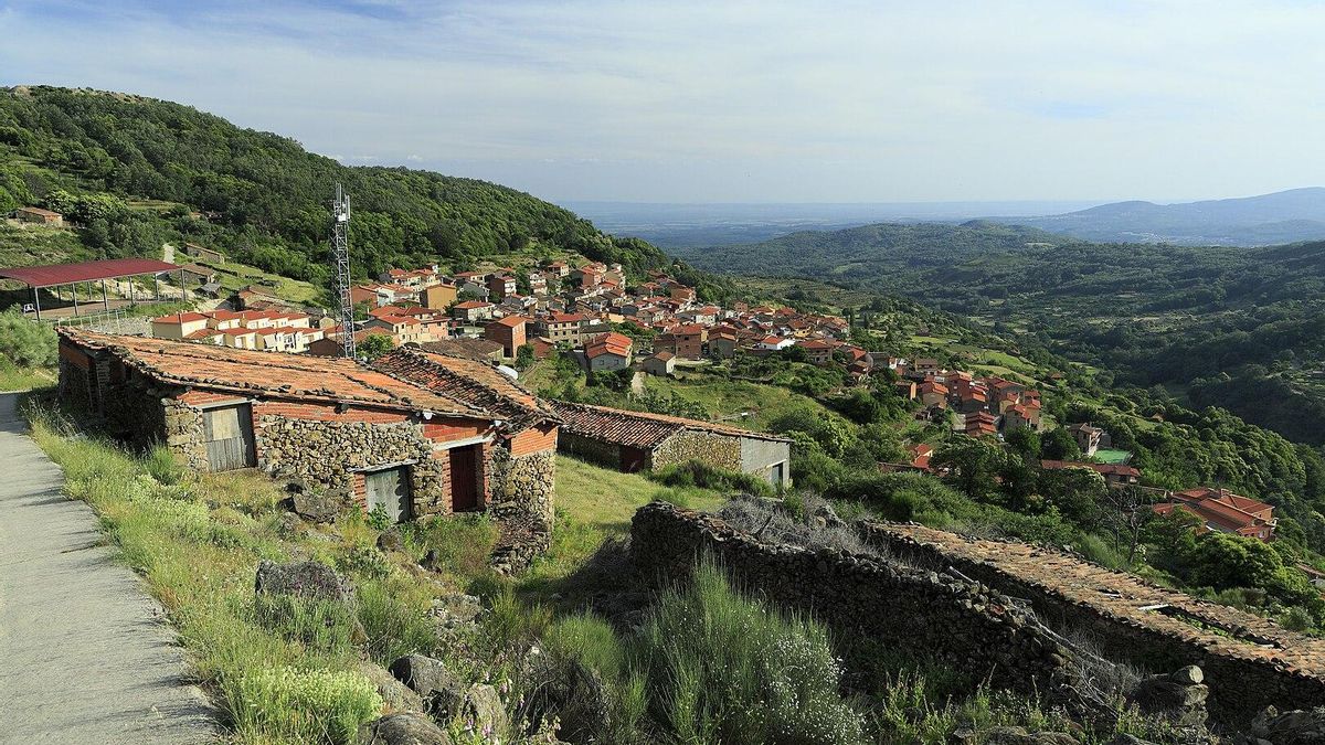 Este es el pueblo más alto de Extremadura: las increíbles vistas que puedes disfrutar desde 'el balcón' de La Vera