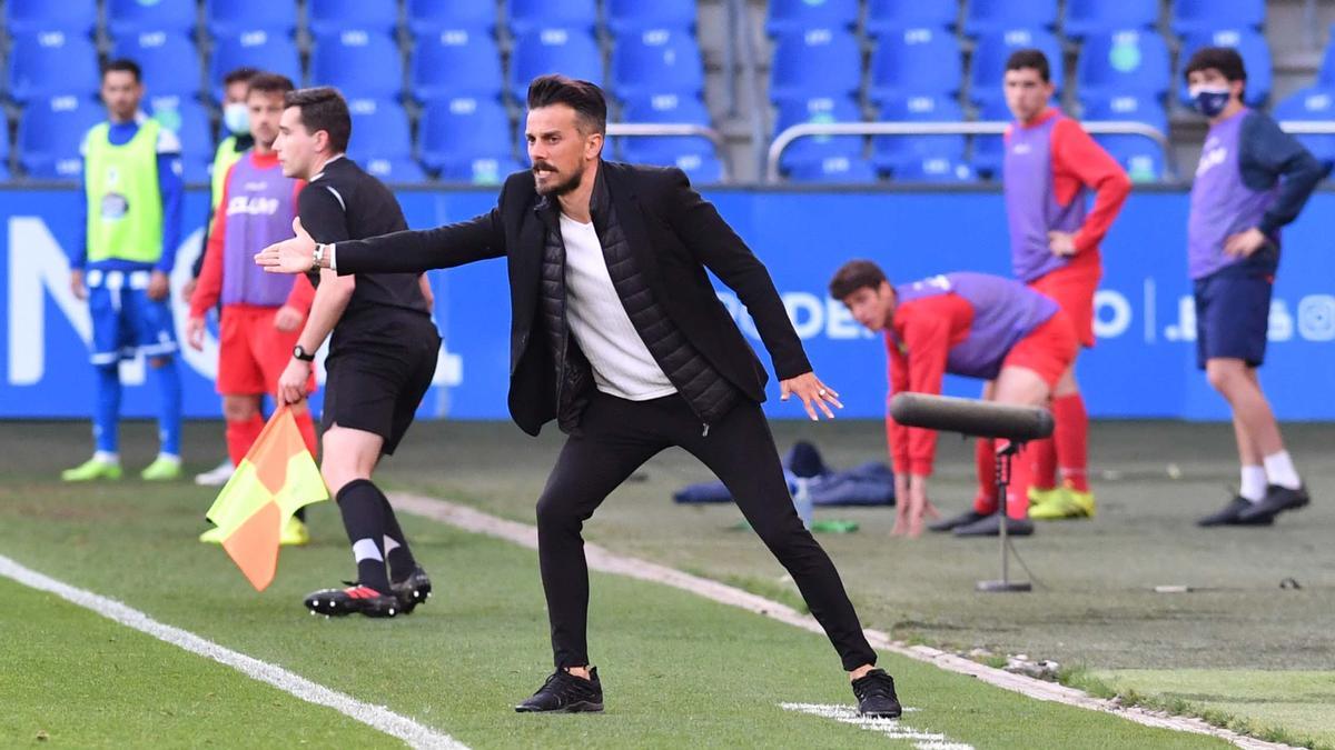 Rubén de la Barrera da instrucciones durante un partido en Riazor.