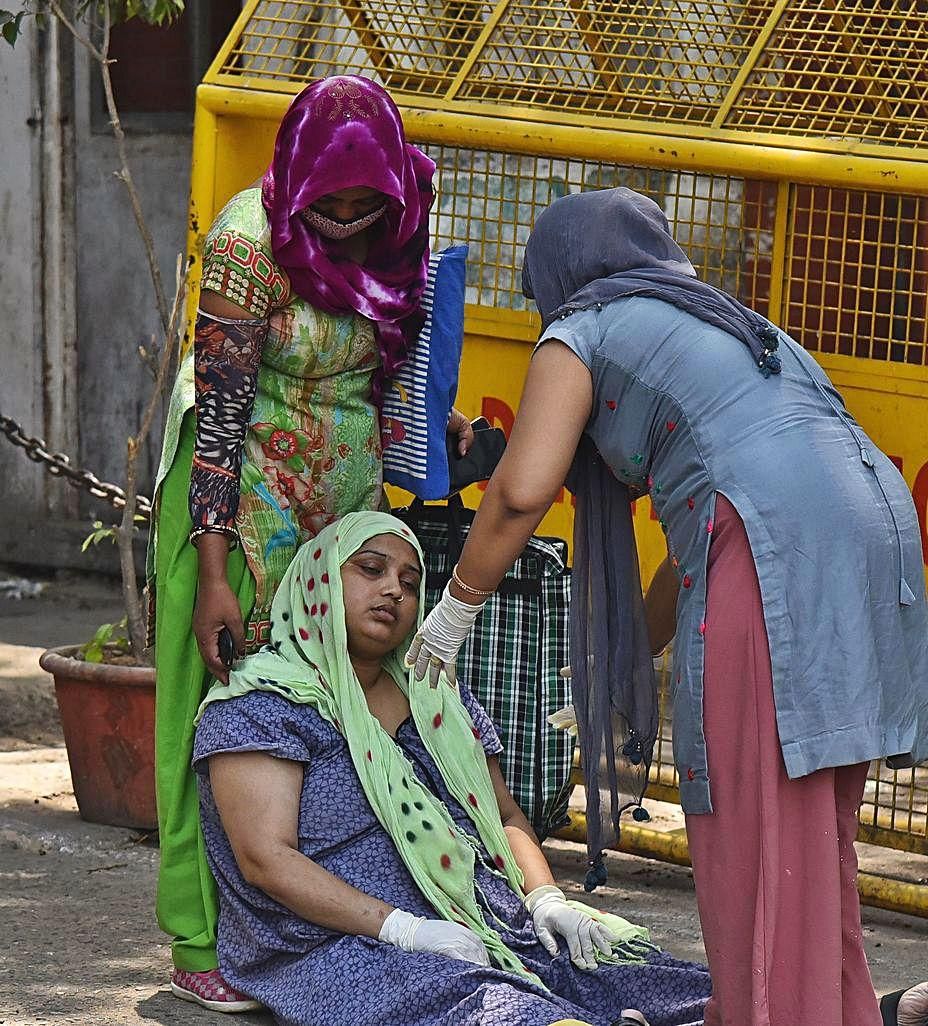 Una enferma de covid espera a ser atendida en un hospital de Nueva Delhi.