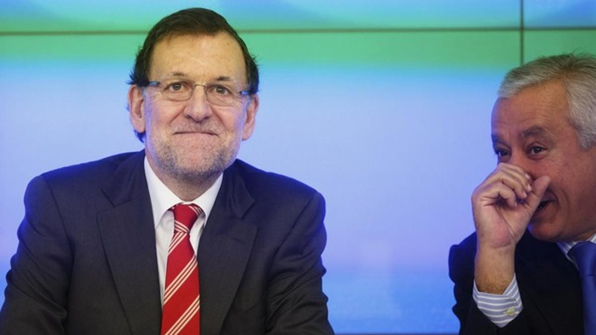 Mariano Rajoy sonríe junto a Javier Arenas, este miércoles, en la ejecutiva del PP.