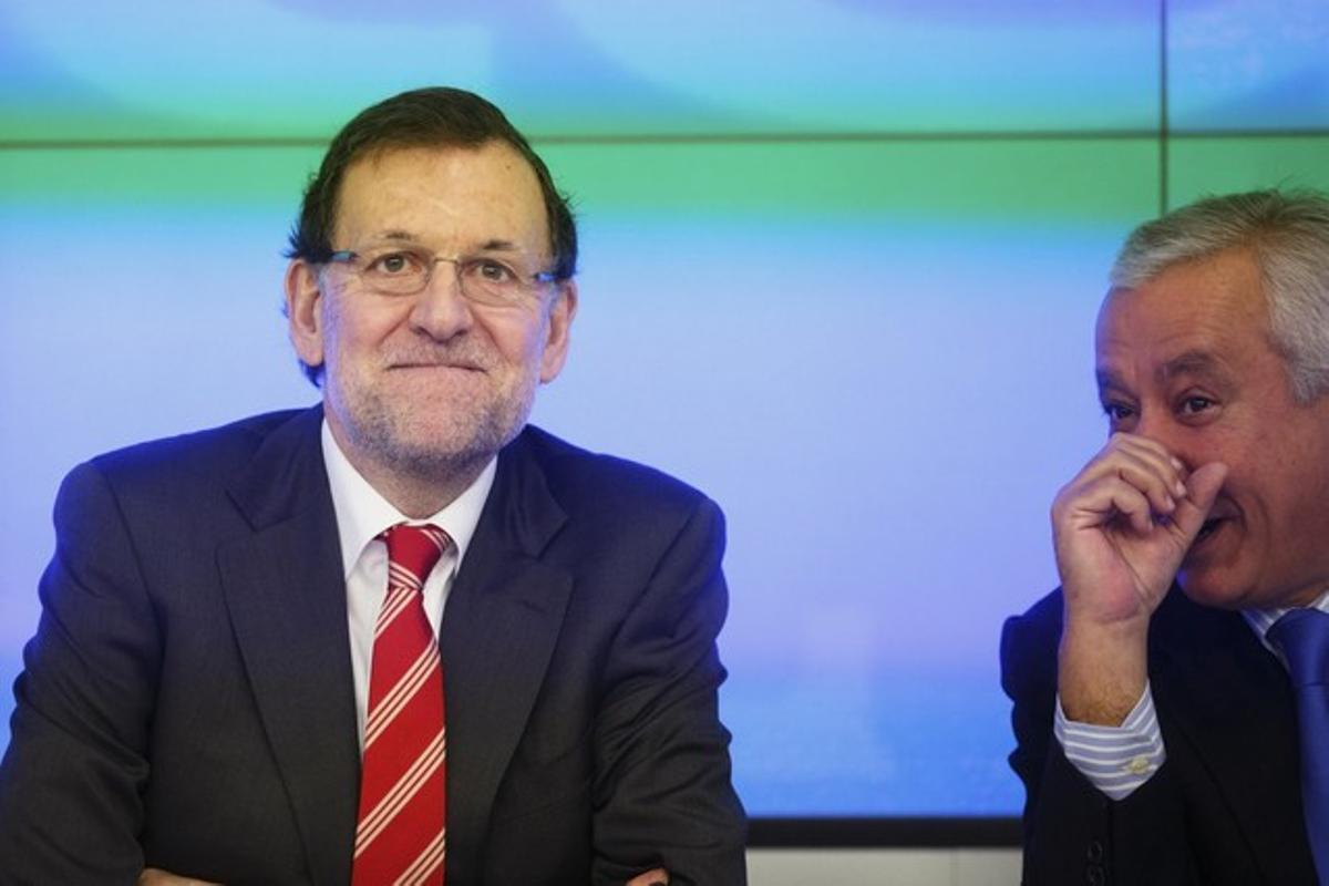 Mariano Rajoy somriu amb Javier Arenas, aquest dimecres, en l’executiva del PP.