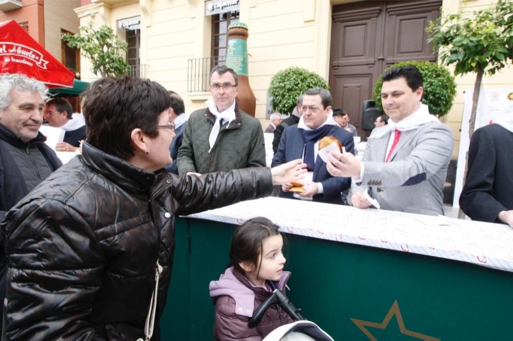 Reparto de pasteles de carne en la plaza del Romea