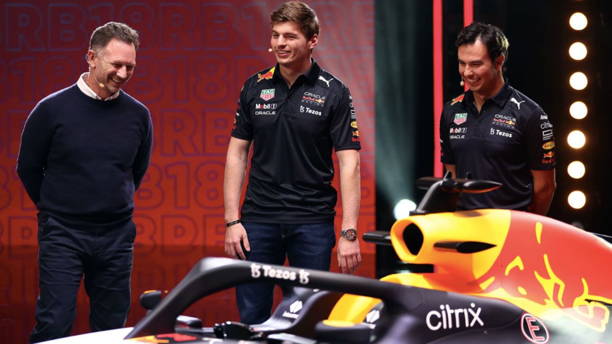 Verstappen, con Horner y Checo Pérez en la presentación del nuevo RB18