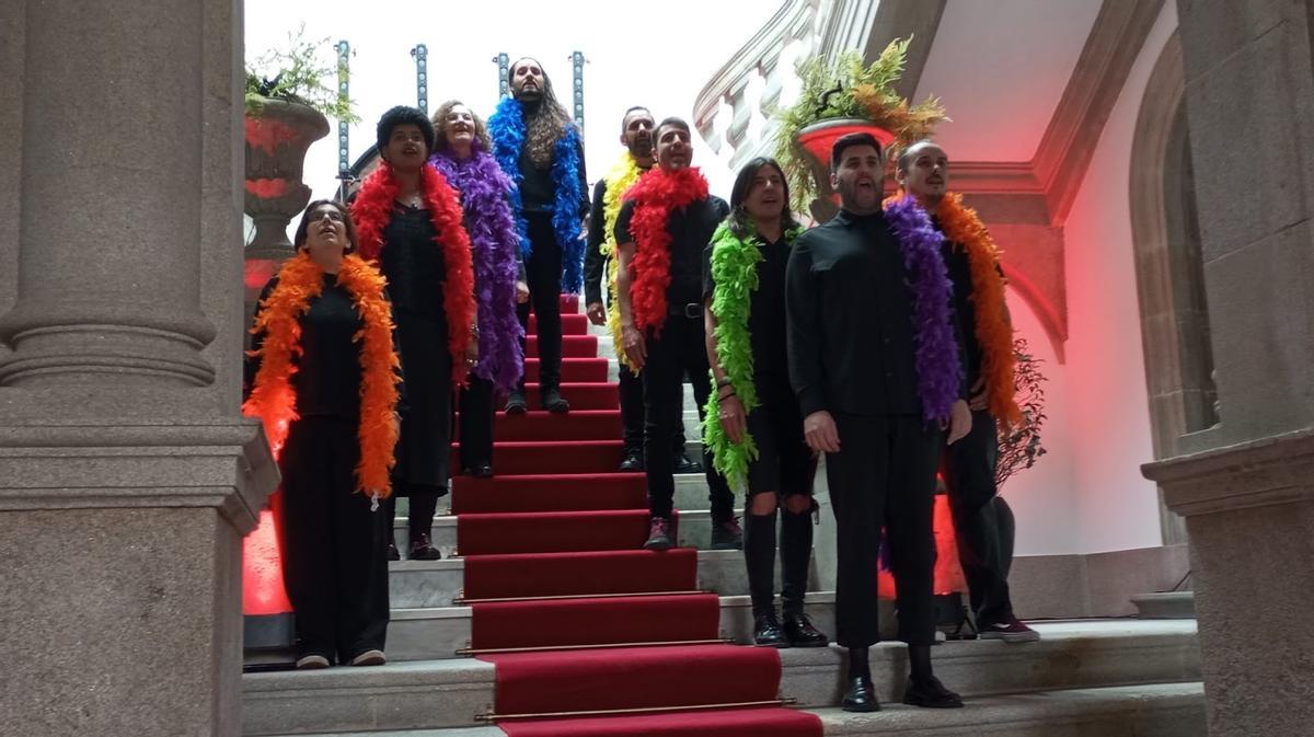 Un coro abrió el acto con la interpretación de "Non cambiei", una versión en gallego del tema que popularizó Yurena en los 2000.