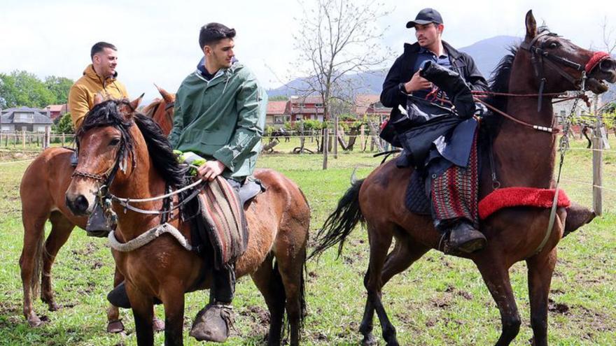 Tui despide uno de sus mejores San Telmo a caballo y en procesión