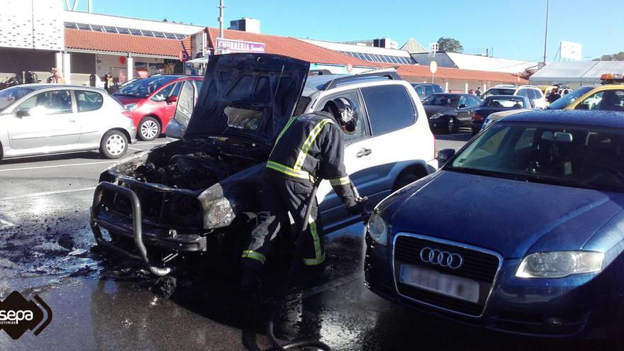 Sofocan el incendio de un coche en un centro comercial en Siero