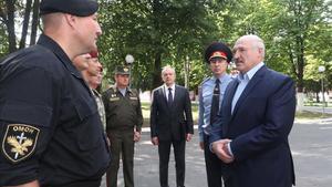 Alexander Lukashenko habla con un oficial del Ejército ucraniano, en Minsk.