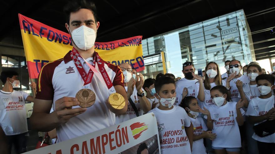 El campeón Alfonso Cabello recibe el abrazo de Córdoba
