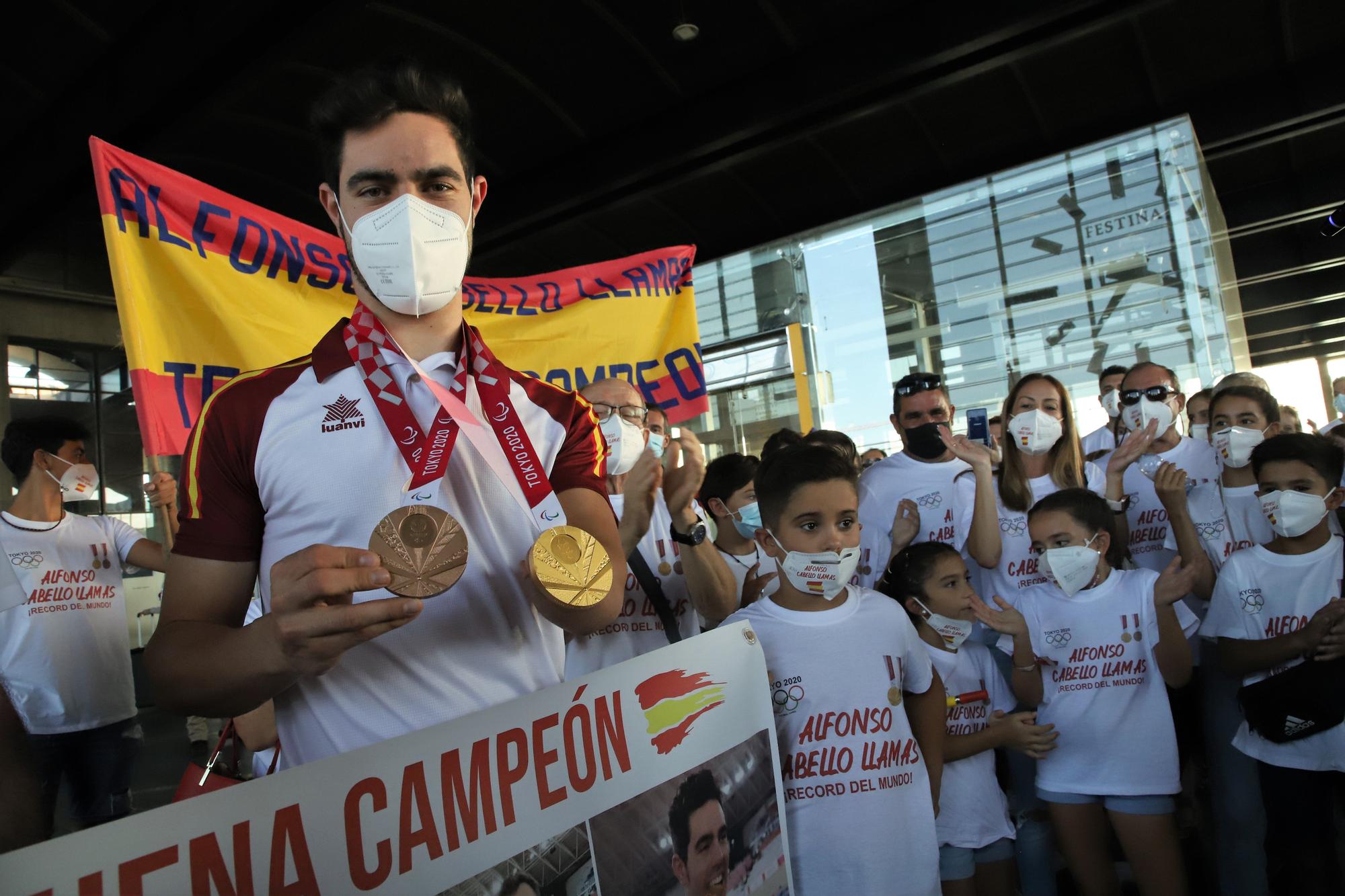 Gran recibimiento al campeón paralímpico, Alfonso Cabello, a su llegada a Córdoba.