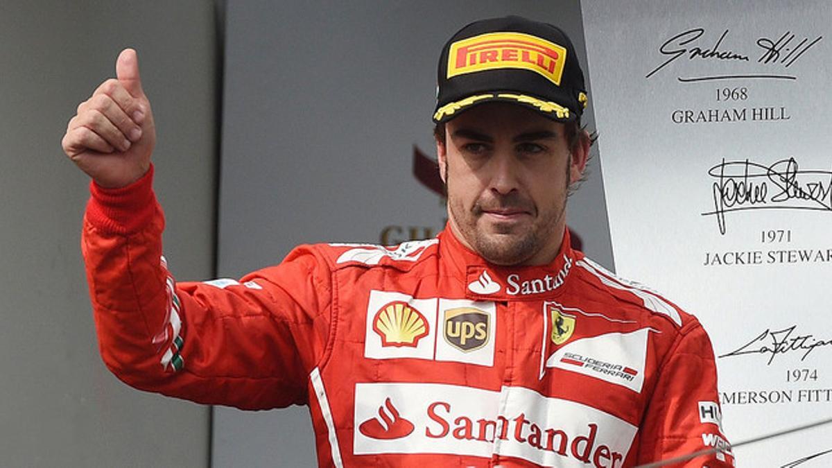 Fernando Alonso, feliz en el podio del GP de Hungría, tras acabar segundo