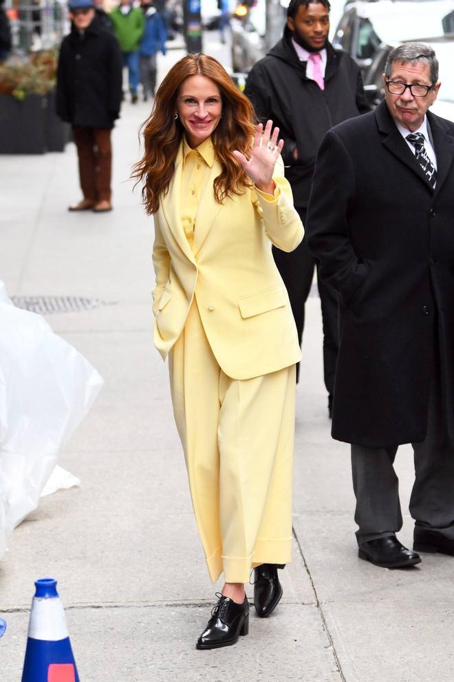 Julia Roberts con traje amarillo y zapatos negros