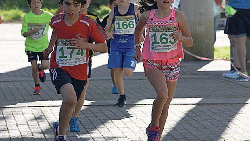 Participantes en la segunda carrera popular. // Bernabé