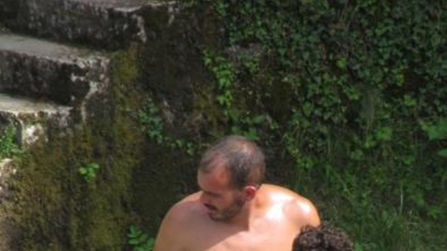 Oskar Proy se refresca en el Sella antes de su actuación en el Descenso