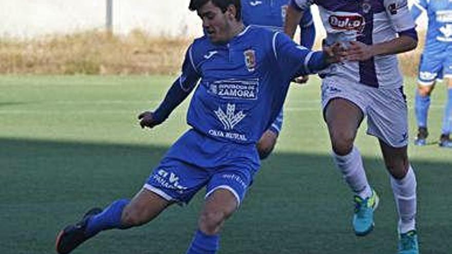 Un jugador del Villaralbo disputa el balón en un partido.