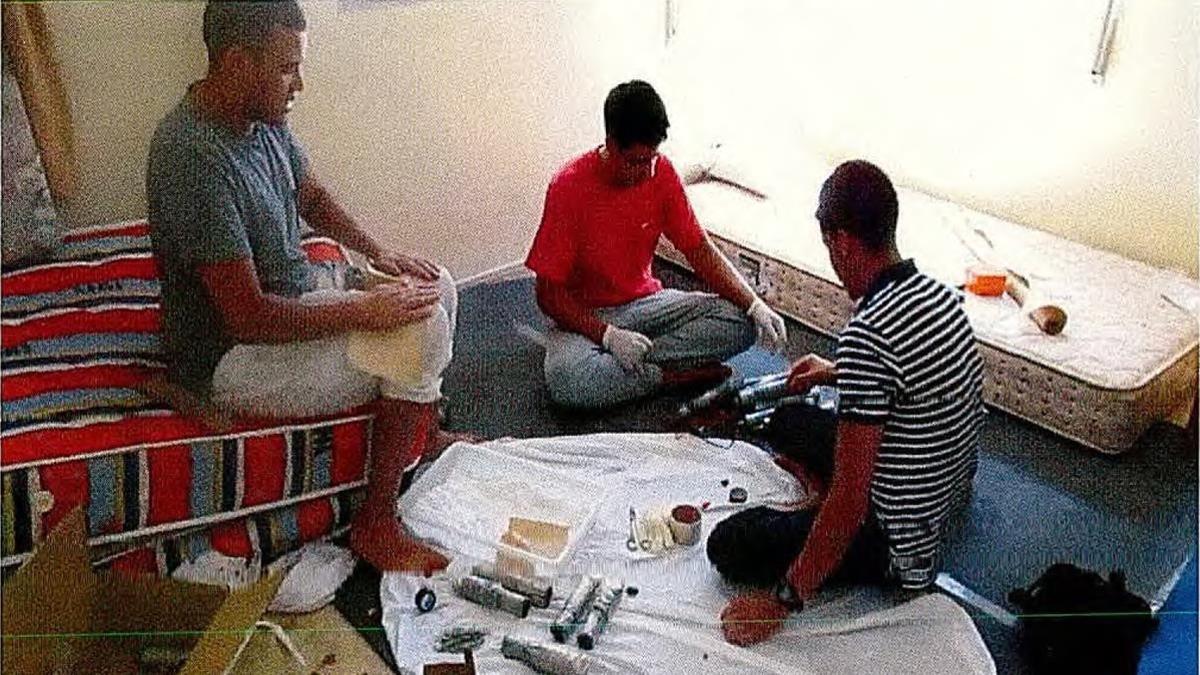 Youssef Aalla, Youness Abouyaaqoub y Mohamed Hichamy, manipulando los explosivos que pensaban utilizar para cometer los atentados, el 17 de agosto del 2017 en la casa de Alcanar.