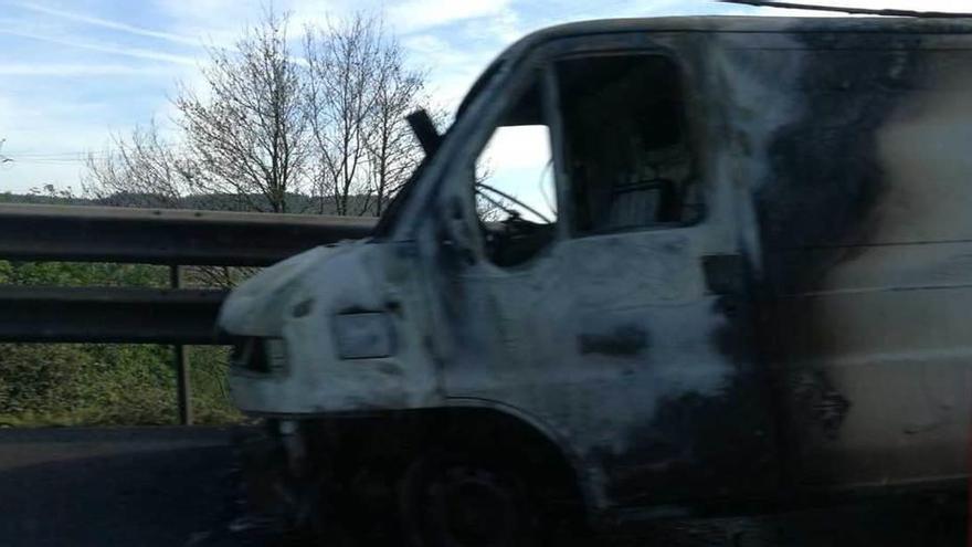 Estado que presentaba tras el suceso la furgoneta incendiada.